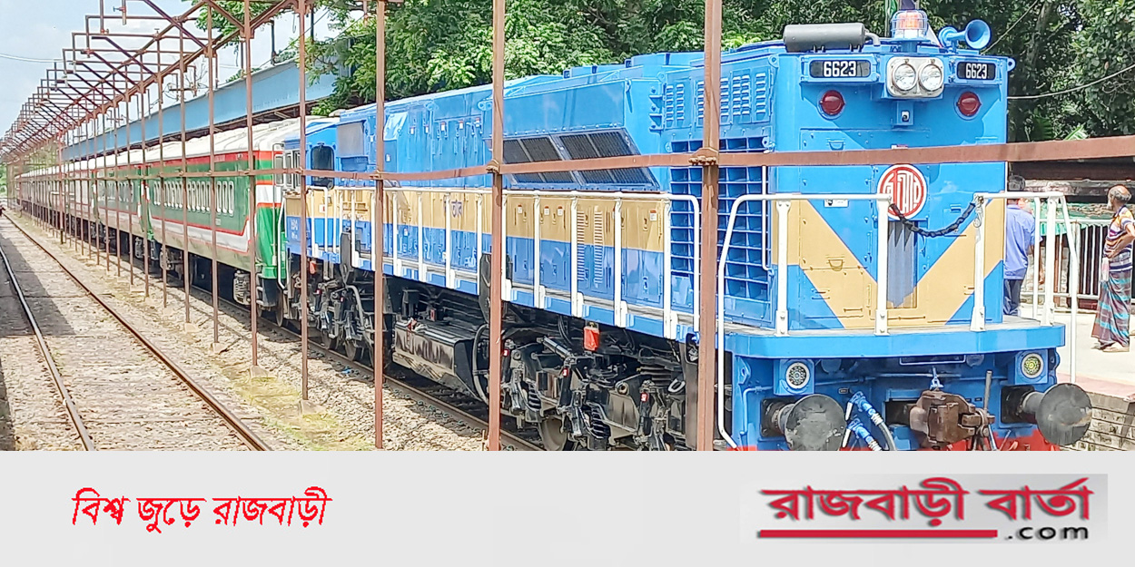 রাজবাড়ী হয়ে ঢাকা গেলো পদ্মা সেতুর ট্রায়াল ট্রেন | রাজবাড়ী হয়ে ঢাকা গেলো পদ্মা সেতুর ট্রায়াল ট্রেন |
